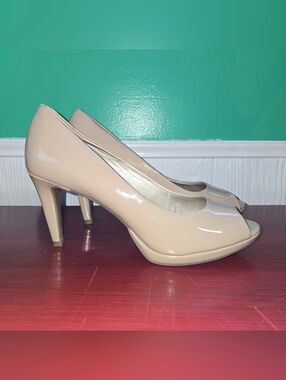 Bandolino Peep Toe Platform Nude Faux Patent Leather Stiletto Pumps Sz 6.5